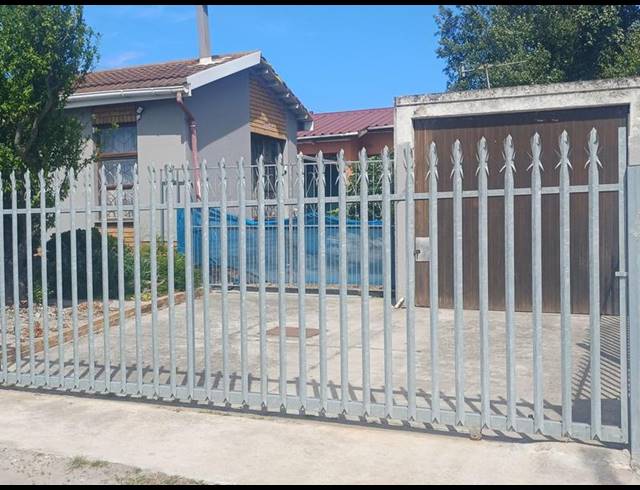 3 BEDROOM HOUSE FOR SALE IN PINEVIEW